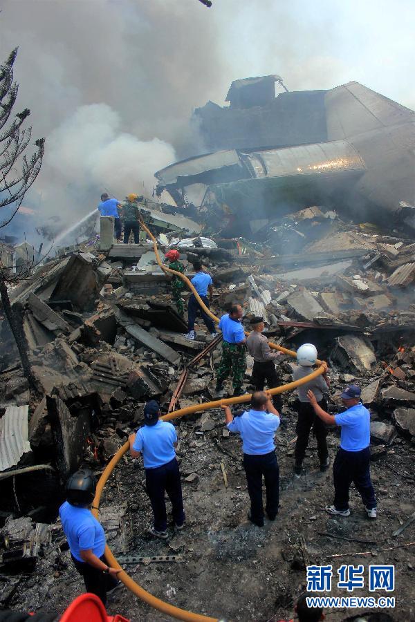 （国际）（1）印尼一架军用运输机坠毁居民区至少30人死亡