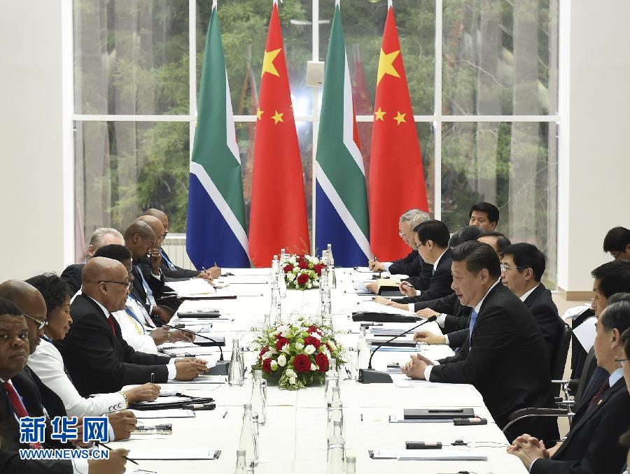 7月9日，国家主席习近平在俄罗斯乌法会见南非总统祖马。新华社记者 李学仁 摄 