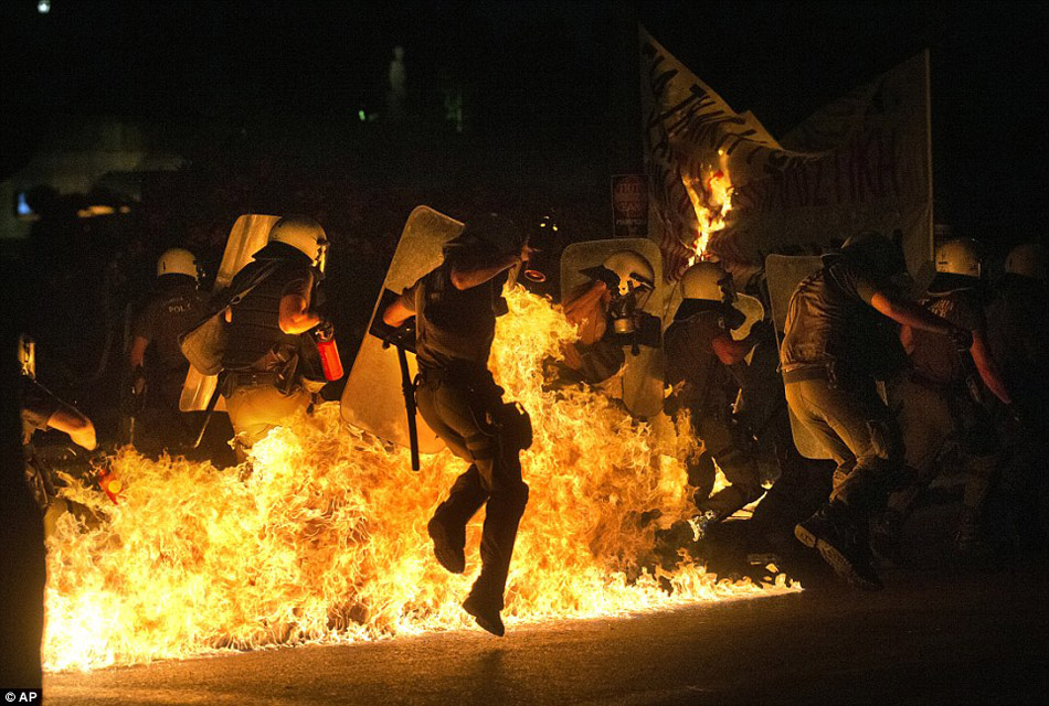 希腊暴力冲突：燃烧弹丢向警察