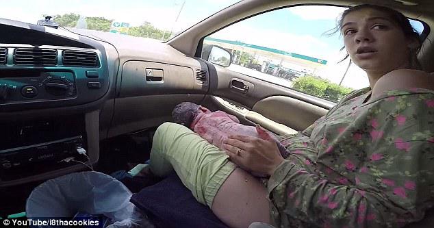 美国孕妇车上产子淡定录像 视频爆红网络