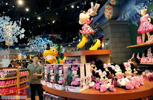 美媒:上海迪士尼为中国家庭量身打造 充满