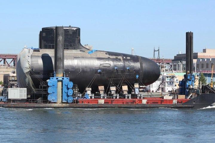 美军第15艘新核潜艇亮相 赴船厂对接艇身
