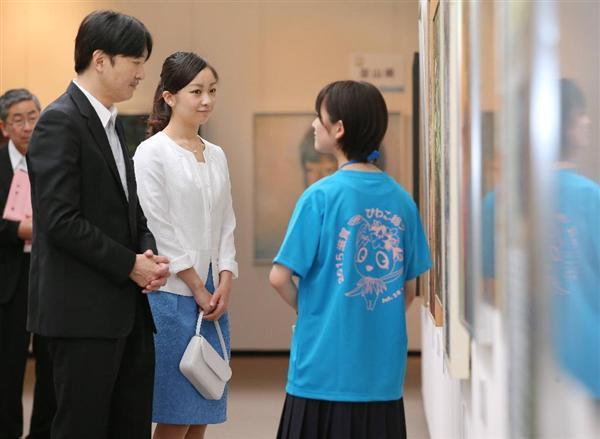 佳子公主与父亲访问滋贺县 欣赏高中生美术作
