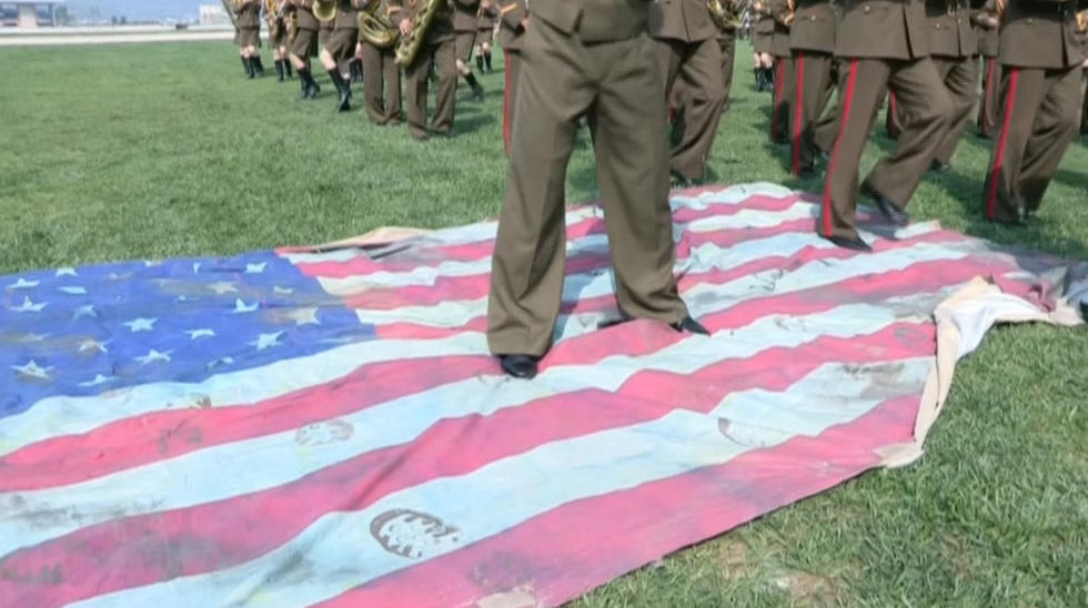 朝鲜战斗飞行技术大会士兵脚踩美国国旗