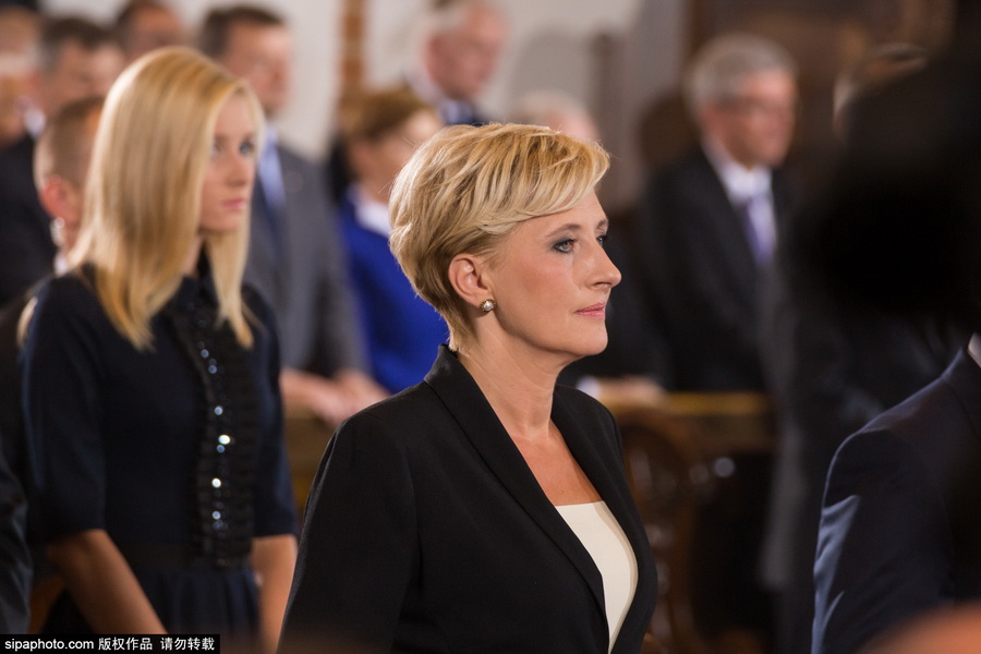 波兰新总统杜达出席宣誓就职典礼 高颜值妻女现身