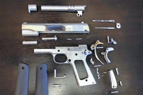 资料图片：全球首支3D打印金属枪问世。