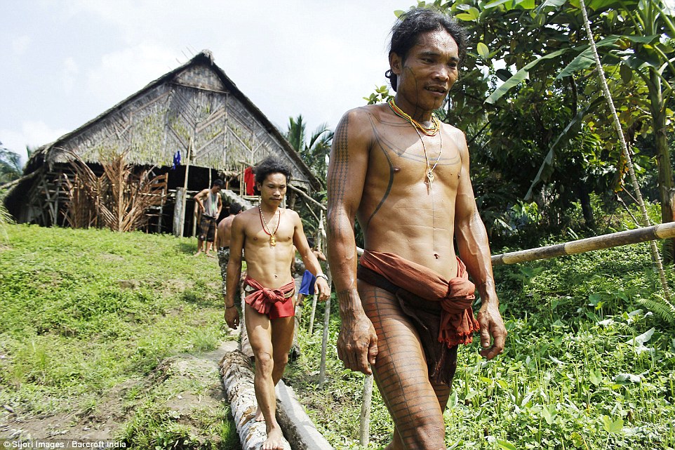 探访印尼纹身部落 头骨装饰房屋