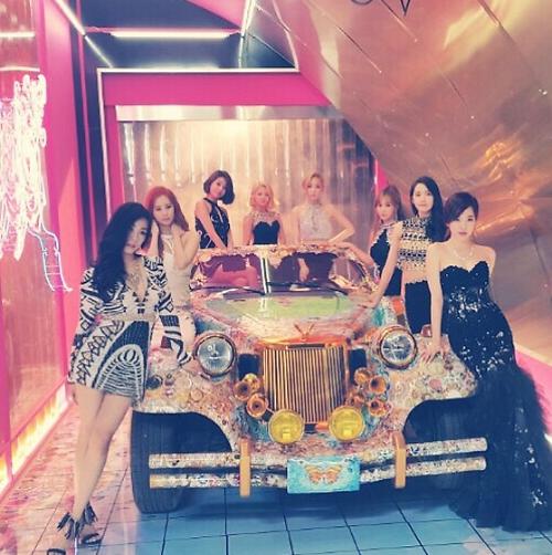 少女时代Tiffany公开新歌MV拍摄现场 造型华丽