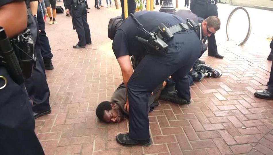 美国警察把假肢当武器 制服残疾男子