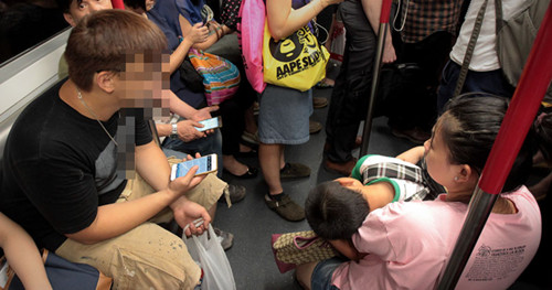 调查：逾半香港市民认为“低头族”是不让座主因