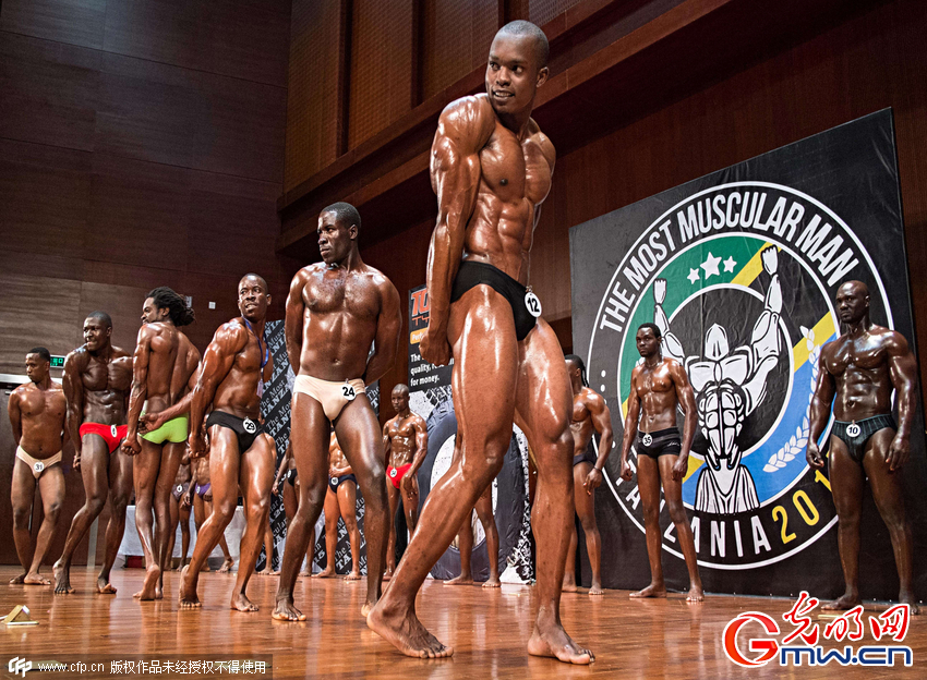 坦桑尼亚举办“肌肉先生”大赛 猛男秀身材超吸睛