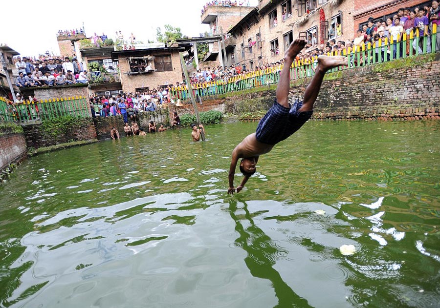 尼泊尔民众举办水中杀山羊比赛