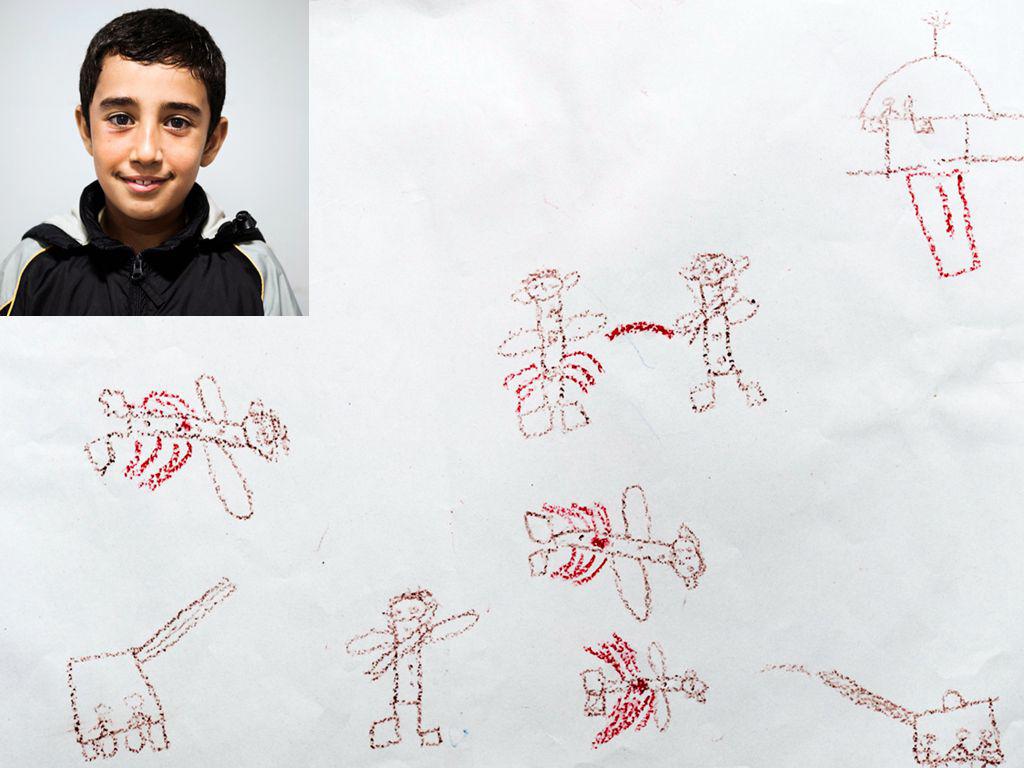 难民儿童滞留匈牙利火车站 画笔记录战争流离