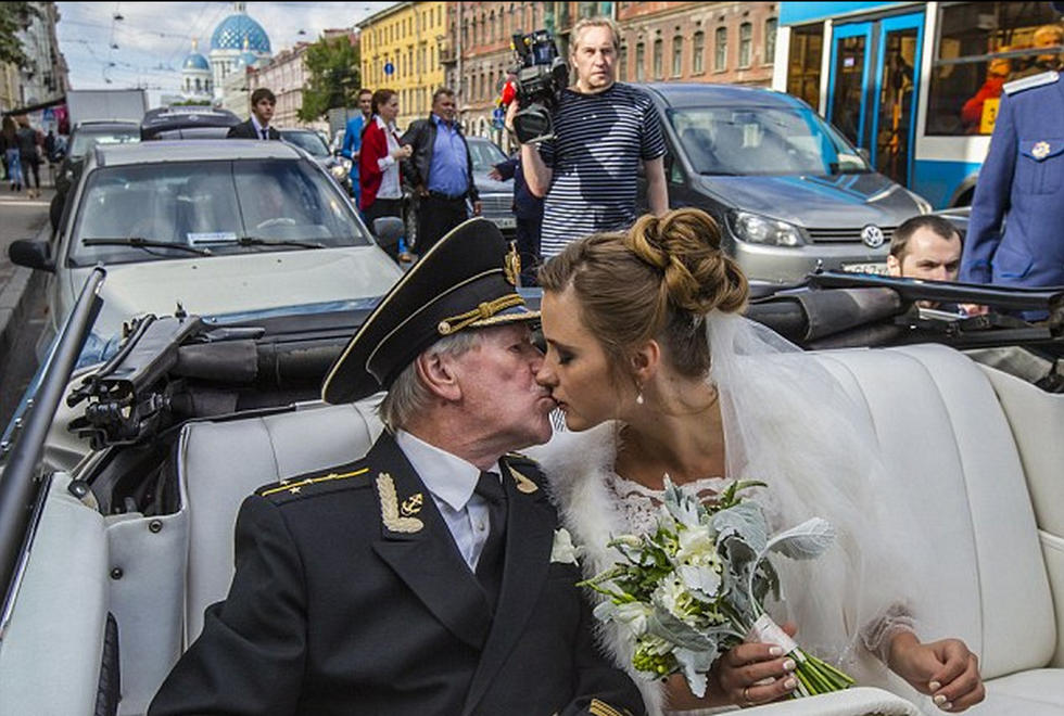 俄罗斯84岁影星迎娶24岁娇妻