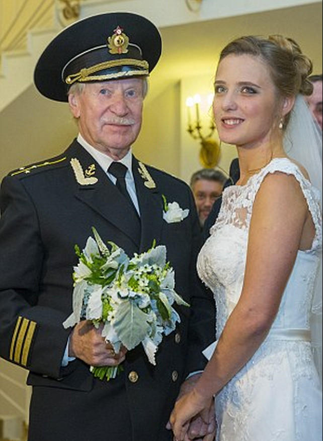 俄罗斯84岁影星迎娶24岁娇妻