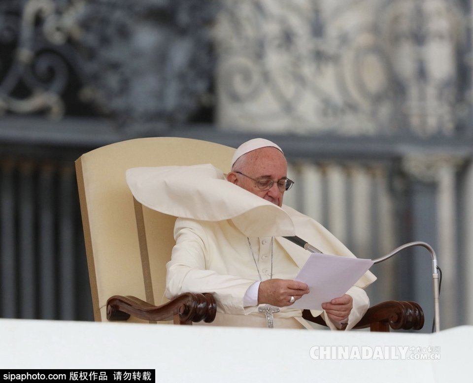 教皇弗朗西斯会见教众 又被披肩糊脸