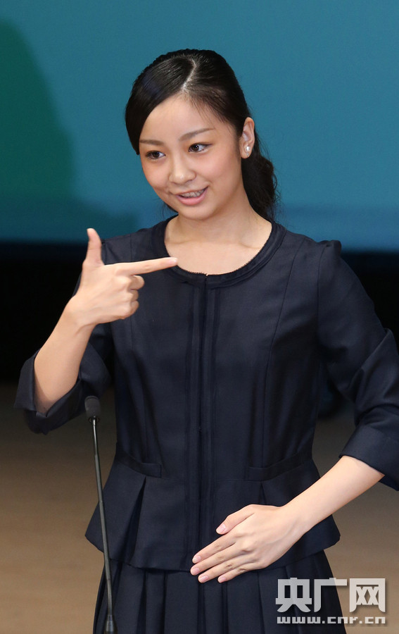 当地时间2015年9月22日，日本鸟取县，日本皇室秋筱宫家次女佳子公主出席第二届全国高中生手语表演竞技会，还用手语和大家进行交谈。