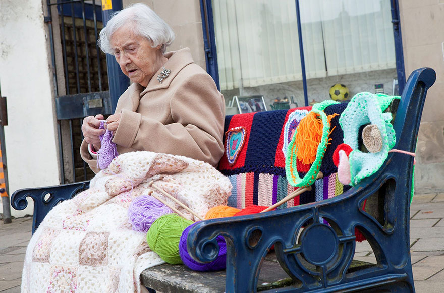 英国104岁老奶奶织出绚丽小镇