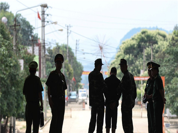 图为越南警方接收中方移交的越南毒贩的资料照片。