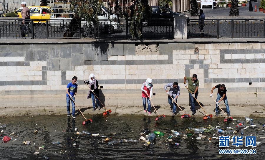 （XHDW）（1）叙利亚民众清扫城市引水渠