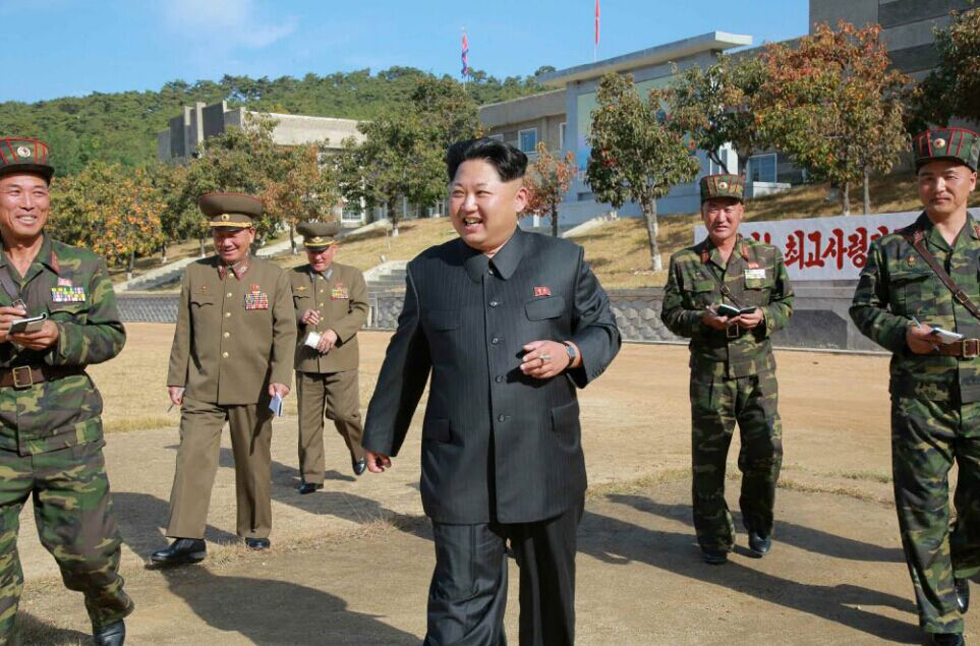 金正恩视察朝鲜人民军350部队 赠送望远镜步枪