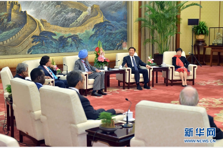 10月19日，国家副主席李源潮在北京会见出席由中国人民对外友好协会、北京师范大学、新兴市场论坛共同举办的“2015北京新兴市场论坛”的外国客人。 新华社记者 李涛 摄