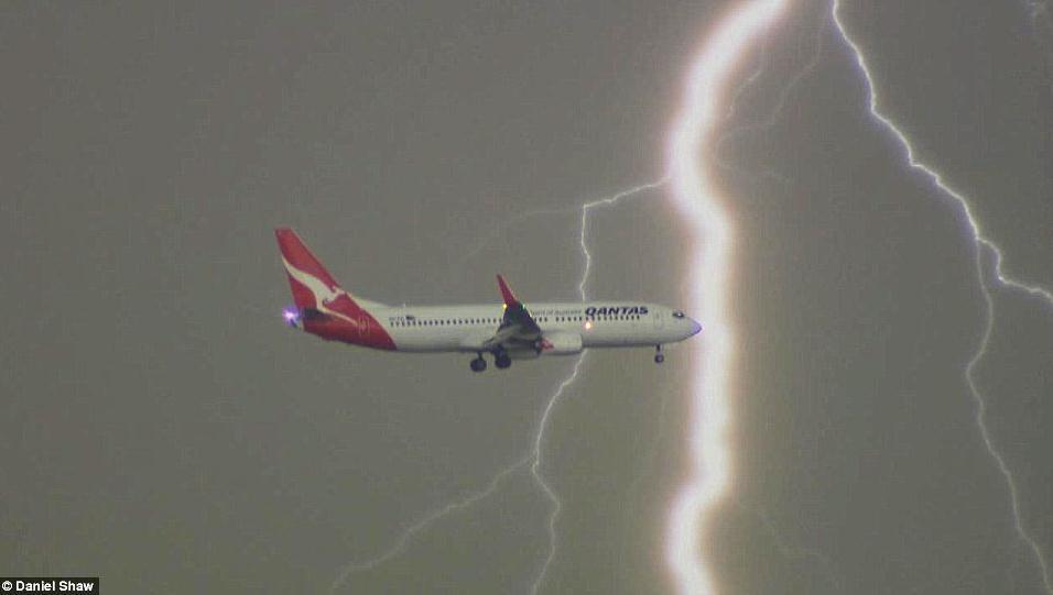 组图：澳大利亚客机与闪电“擦肩而过”瞬间