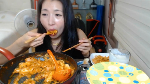 韩国流行吃播:大胃女镜头前狂吃数小时(图)