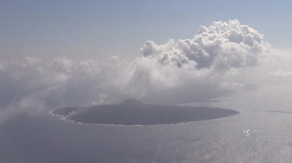 日本西之岛火山爆发 喷发量达到4亿吨