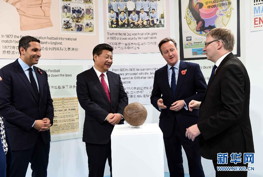 10月23日，国家主席习近平在英国首相卡梅伦陪同下，参观曼彻斯特城市足球学院。 新华社记者 饶爱民 摄