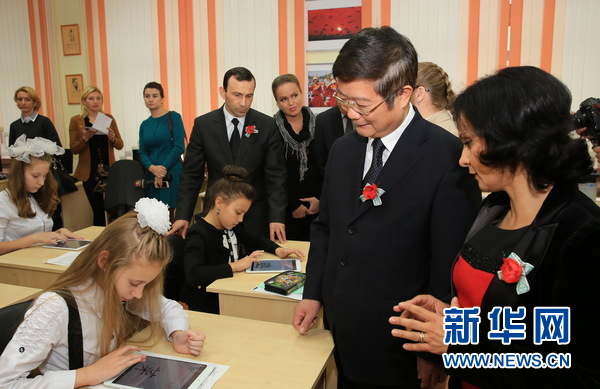 白俄罗斯一家教汉语的中学获中兴公司资助