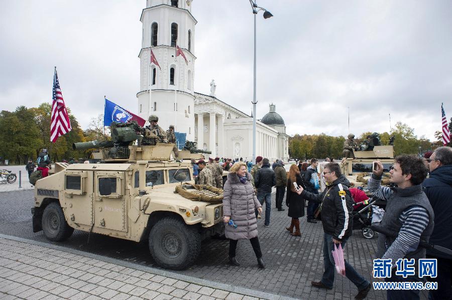 驻立陶宛美军向立民众展示武器装备【高清组图】