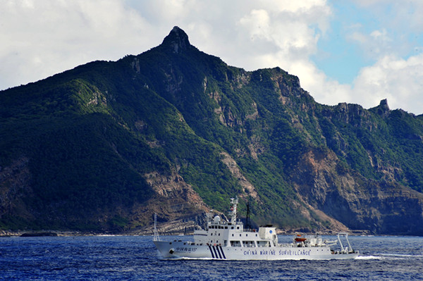  这是2012年9月14日，中国海监15船抵达钓鱼岛海域，对钓鱼岛及其附属岛屿附近海域进行维权巡航执法。     新华社记者 张建松摄