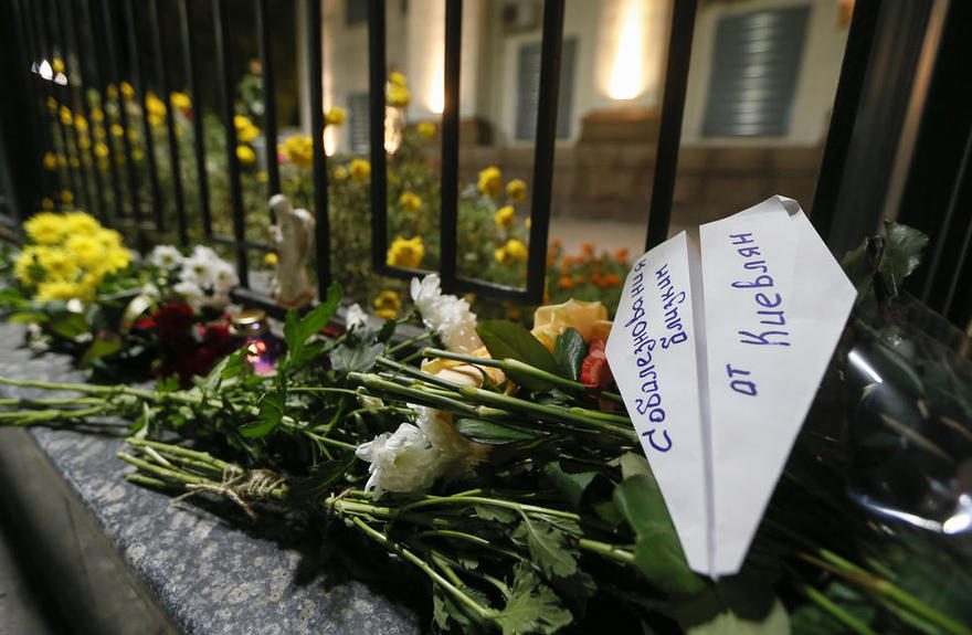 乌克兰民众自发到俄大使馆外为空难死难者献花
