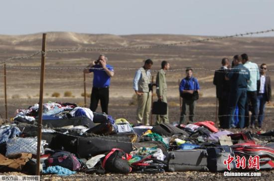 当地时间2015年11月1日，埃及西奈半岛，埃及官员和军人在坠机现场进行清理和调查，清理出大量遇难乘客的行李衣物等物品以及飞机残骸。一架从埃及沙姆沙伊赫飞往俄罗斯圣彼得堡的俄罗斯客机31日清晨起飞后不久坠毁于埃及西奈半岛阿里什地区南部的哈桑纳地区，机上共217名乘客和7名机组人员，乘客多为俄罗斯游客。俄罗斯驻埃及大使馆发布消息确认，机上乘客和机组人员无一人生还。