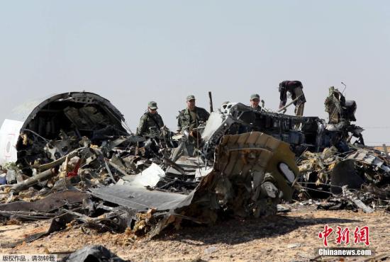 11月2日消息，由俄罗斯搜救人员、埃及军方和埃及卫生医疗对组成的搜救队伍正在客机失事现场展开搜救任务。一架从埃及沙姆沙伊赫飞往俄罗斯圣彼得堡的俄罗斯客机31日清晨起飞后不久坠毁于埃及西奈半岛阿里什地区南部的哈桑纳地区，机上共217名乘客和7名机组人员，乘客多为俄罗斯游客。俄罗斯驻埃及大使馆发布消息确认，机上乘客和机组人员无一人生还。