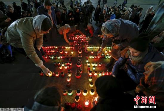 11月1日，俄罗斯民众在圣彼得堡举行悼念活动，以悼念在埃及坠毁客机的遇难者。空难事件发生后，俄罗斯总统普京签署法令，将11月1号设立为俄罗斯全国哀悼日。