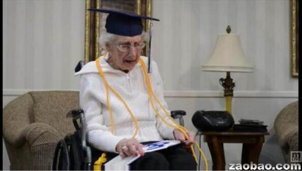 外媒:美国97岁婆婆等待80年终拿到高中毕业证