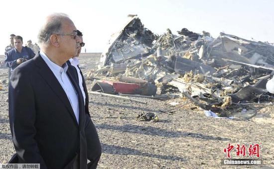 当地时间2015年10月31日，埃及西奈中部El Arish附近，埃及总理谢里夫·伊斯梅尔视察俄罗斯客机坠毁地点。