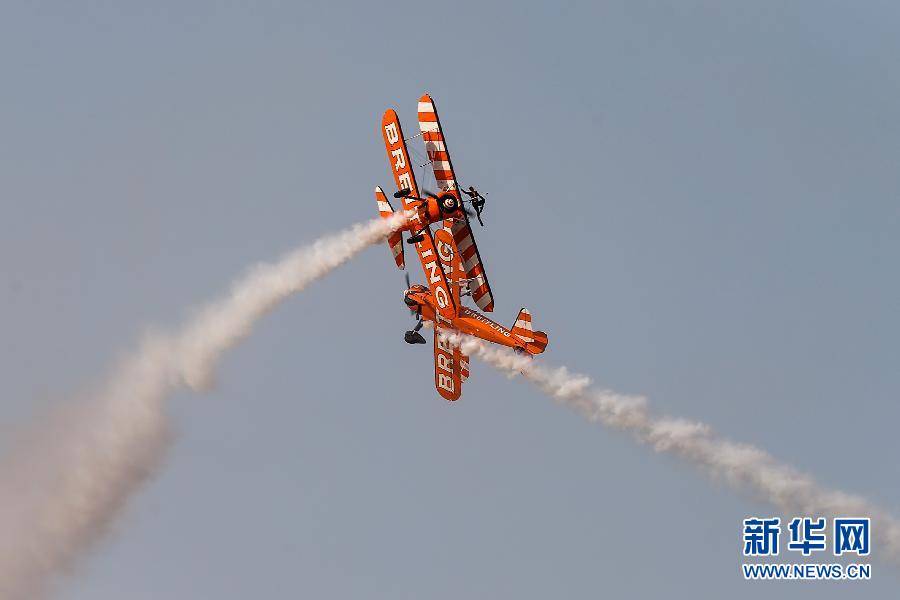 （国际）（1）“百年灵”空中漫步飞行队亮相迪拜航展