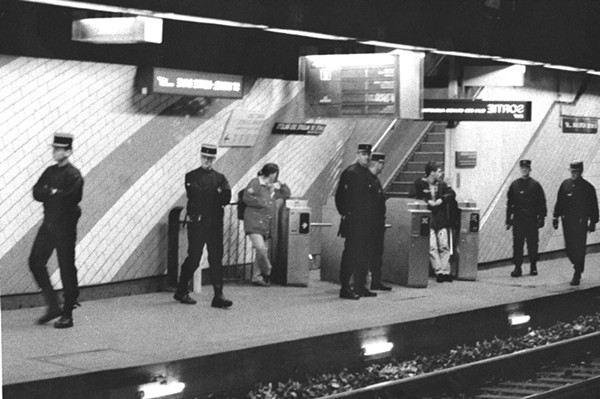 1996年12月4日，法国警方派出数以千计的警察，在全国各地的地铁站、火车站、飞机场和其他公共场所加强安全保卫工作。