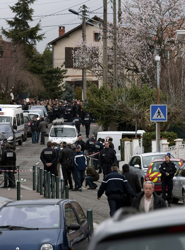 警察聚集在图卢兹市的犹太学校枪击现场。