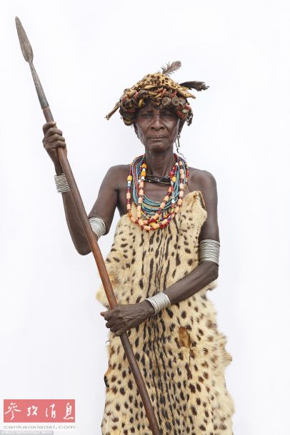 探访非洲原始部落:男性想结婚女性亲属需被打