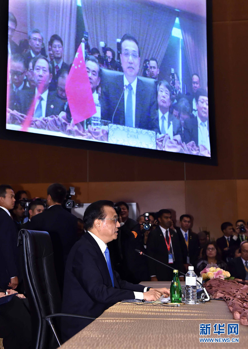 11月21日，国务院总理李克强在马来西亚吉隆坡出席第十八次中国-东盟（10+1）领导人会议并发表讲话。 新华社记者 李涛 摄 