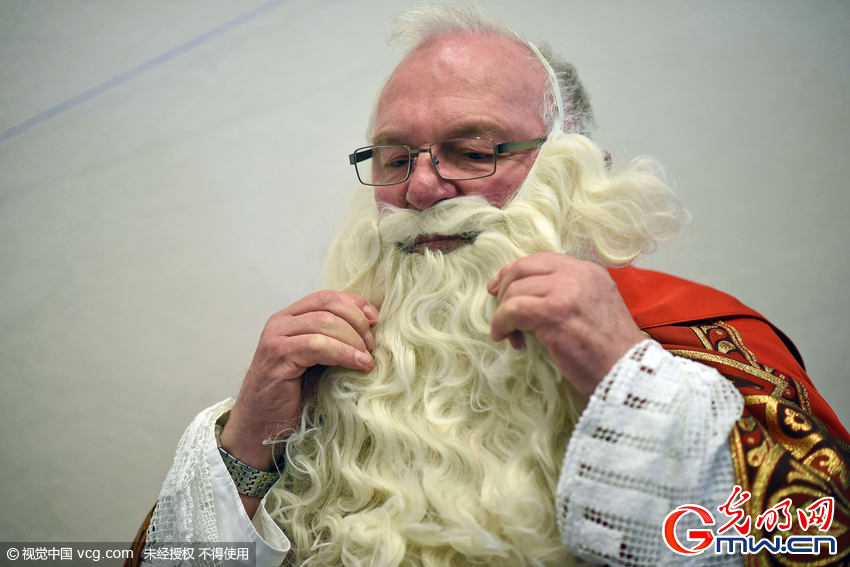 德国圣诞老人工作坊训练启动 “红衣爷爷”批量诞生