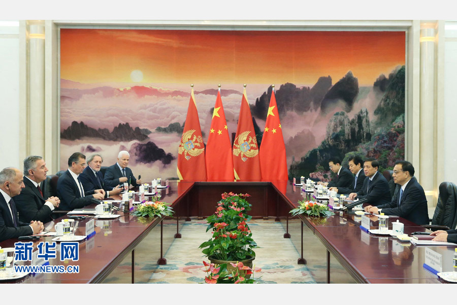 11月26日，国务院总理李克强在北京人民大会堂会见来华出席第四次中国－中东欧国家领导人会晤的黑山总理久卡诺维奇。 新华社记者姚大伟摄 