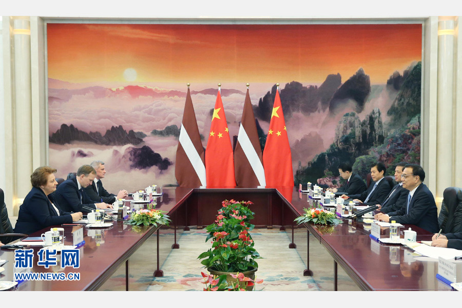 11月26日，国务院总理李克强在北京人民大会堂会见来华出席第四次中国—中东欧国家领导人会晤的拉脱维亚总理斯特劳尤马。 新华社记者姚大伟 摄 