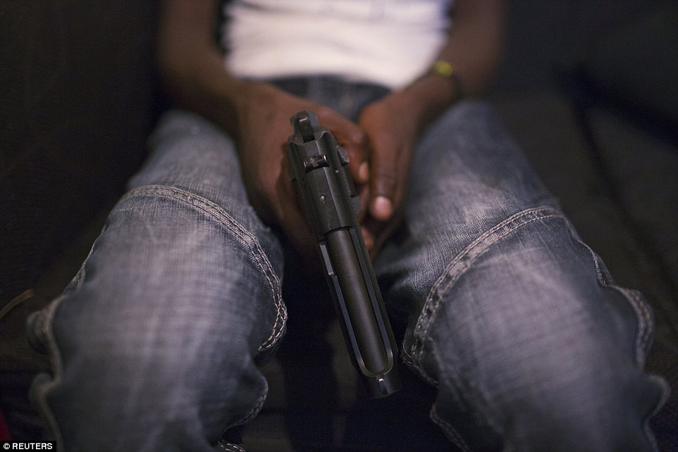 肯尼亚犯罪之城：枪支遍地 女性被迫卖淫