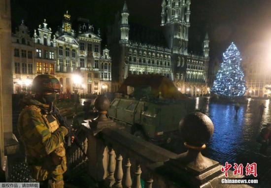 11月23日消息，比利时近几日因为收到恐怖袭击的情报，一直被笼罩在可能遭遇恐袭的阴云中。21日，比利时首相米歇尔宣布首都布鲁塞尔大区的安全警戒级别提升到最高等级4级，即“恐怖威胁严重且可能即将发生”。22日，比利时当局将对首都布鲁塞尔的封锁延长至周一（23日），这也是该国连续第三天封锁首都。比利时警方在商业区轮岗巡逻，部分地铁也封闭暂停运行。