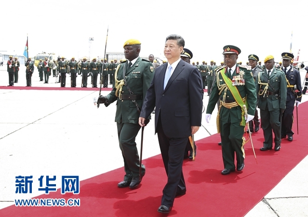 12月1日，中国国家主席习近平乘专机抵达津巴布韦首都哈拉雷，开始对津巴布韦进行国事访问。津巴布韦总统穆加贝在机场举行隆重欢迎仪式。这是习近平检阅仪仗队。新华社记者 黄敬文 摄 